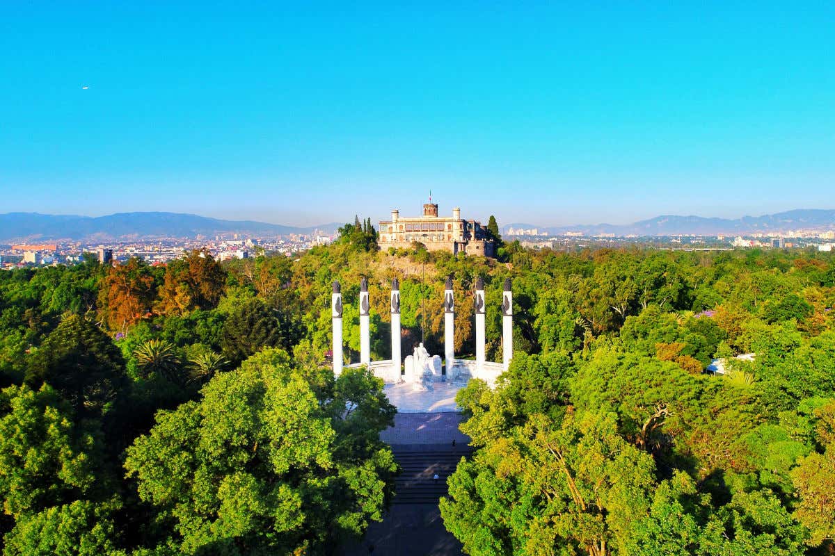 Panorámica del bosque de Chapultepec en un día despejado con el Altar de la Patria en primer plano y el castillo al fondo