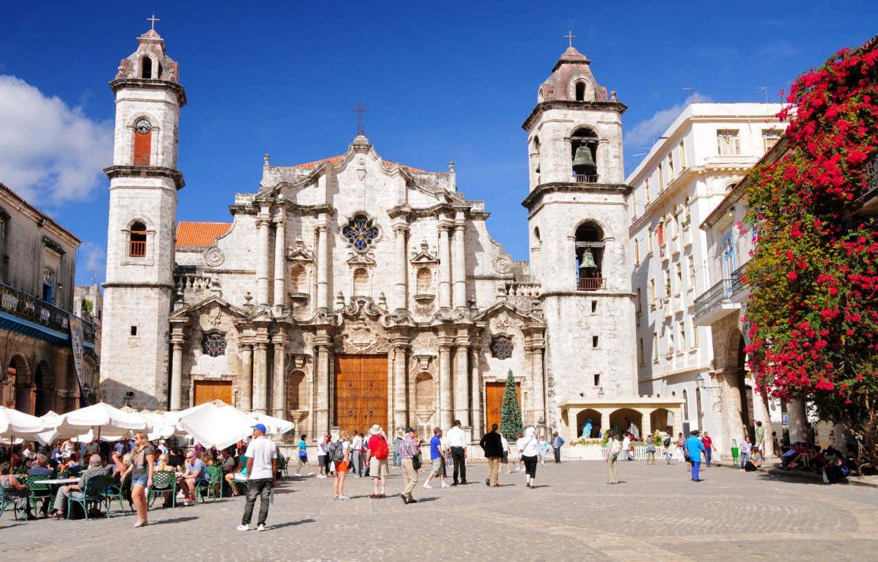 Fachada de la catedral de La Habana en la plaza de la Catedral