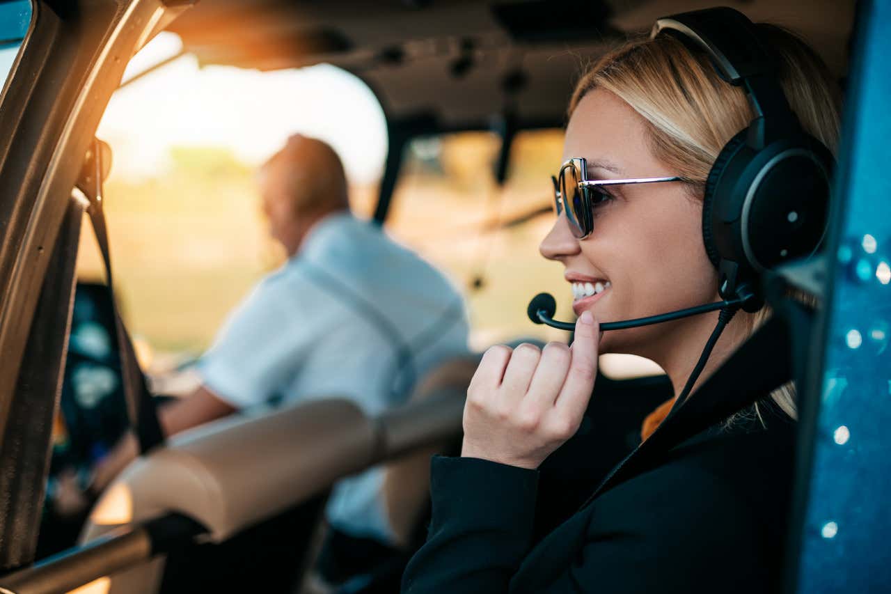 Primer plano de una mujer preparada para un vuelo en helicoptero