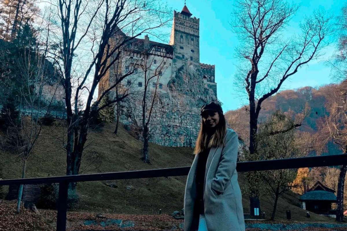 Henar posando frente al castillo de Bran, en Rumanía