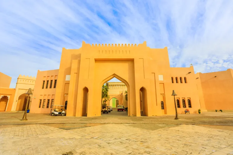 Fachada de la Mezquita de oro, ubicada en Katara Cultural Village, Doha