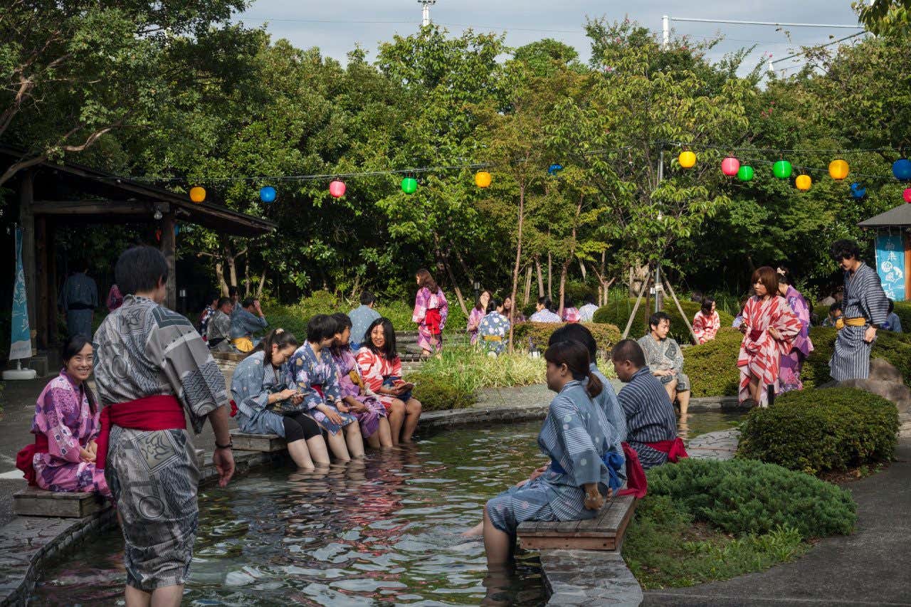 Banhistas em Oedo Onsen Monogatari, uma das melhores termas em Tóquio