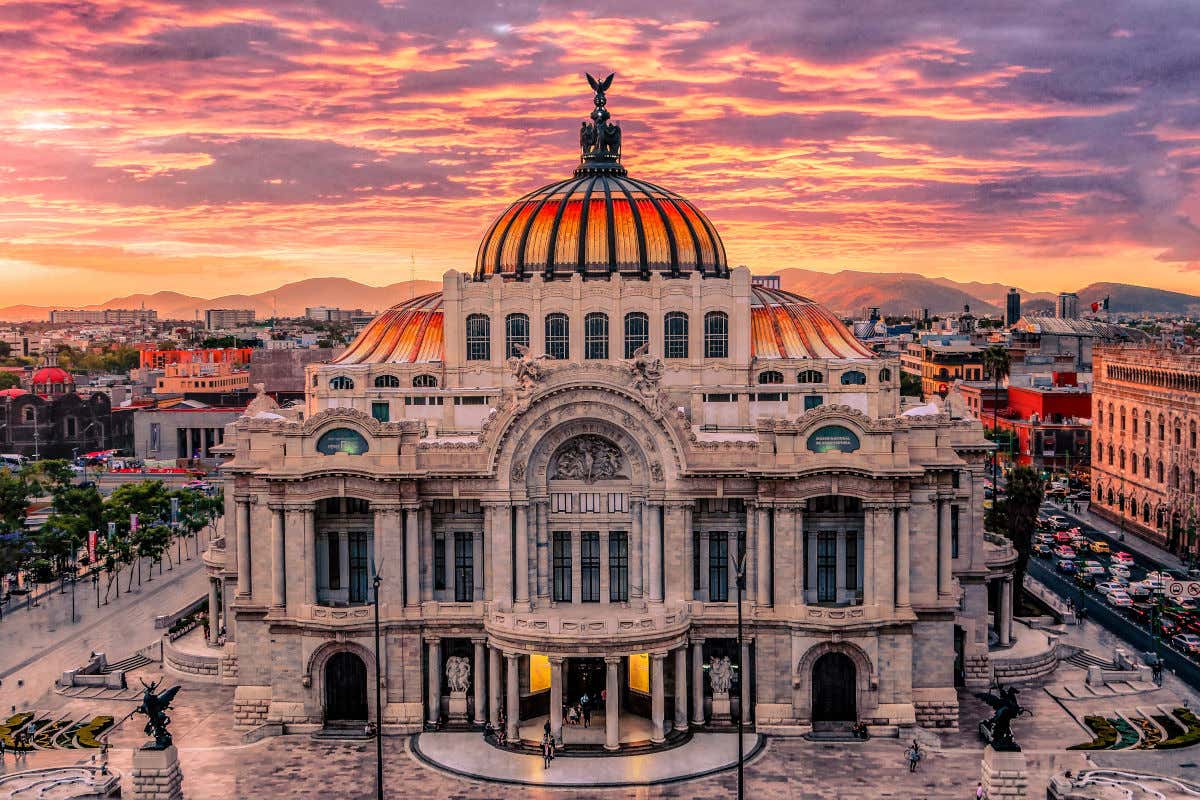 Panorámica del Palacio de Bellas Artes de Ciudad de México al atardecer