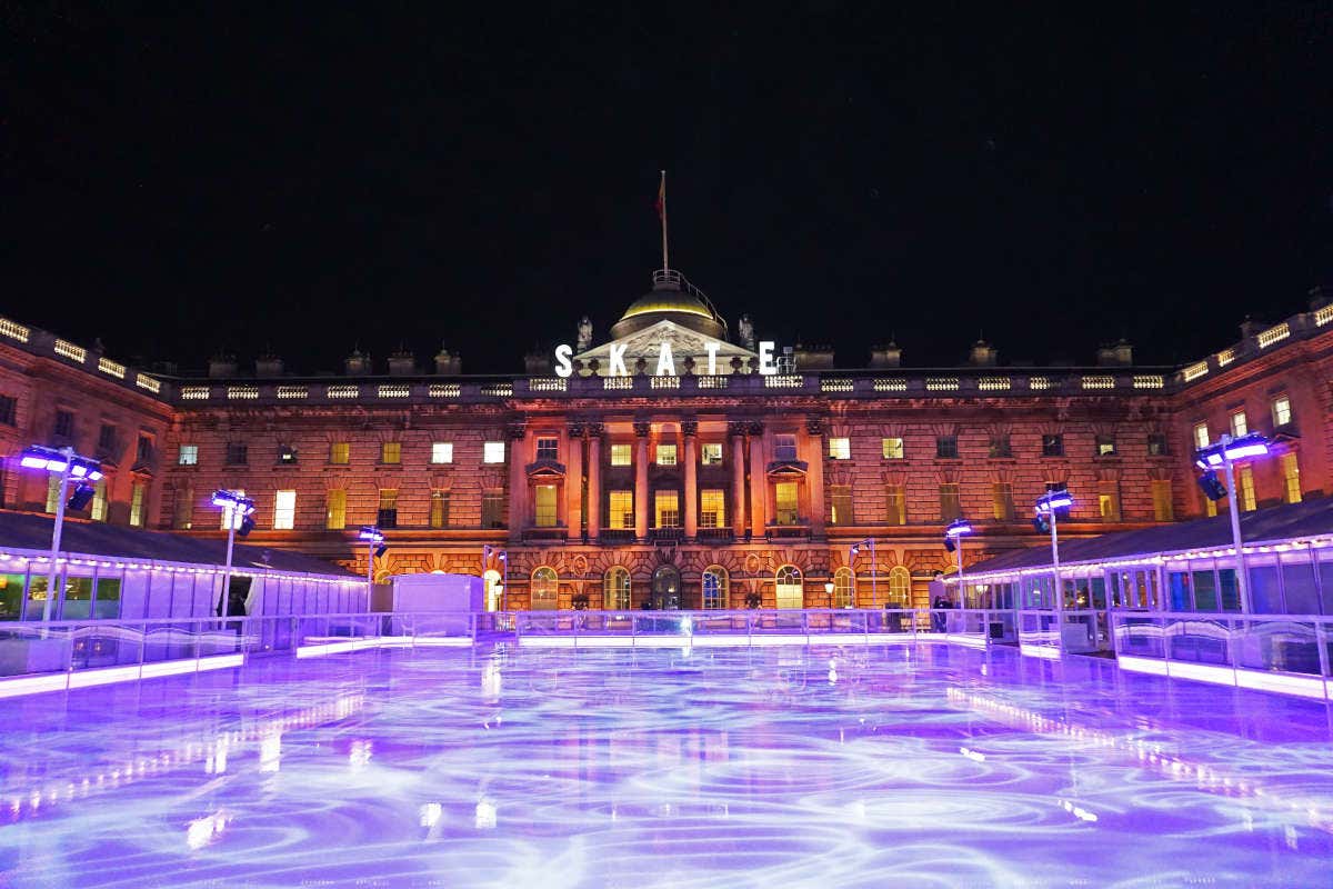 A pista de patinação de Somerset House iluminada