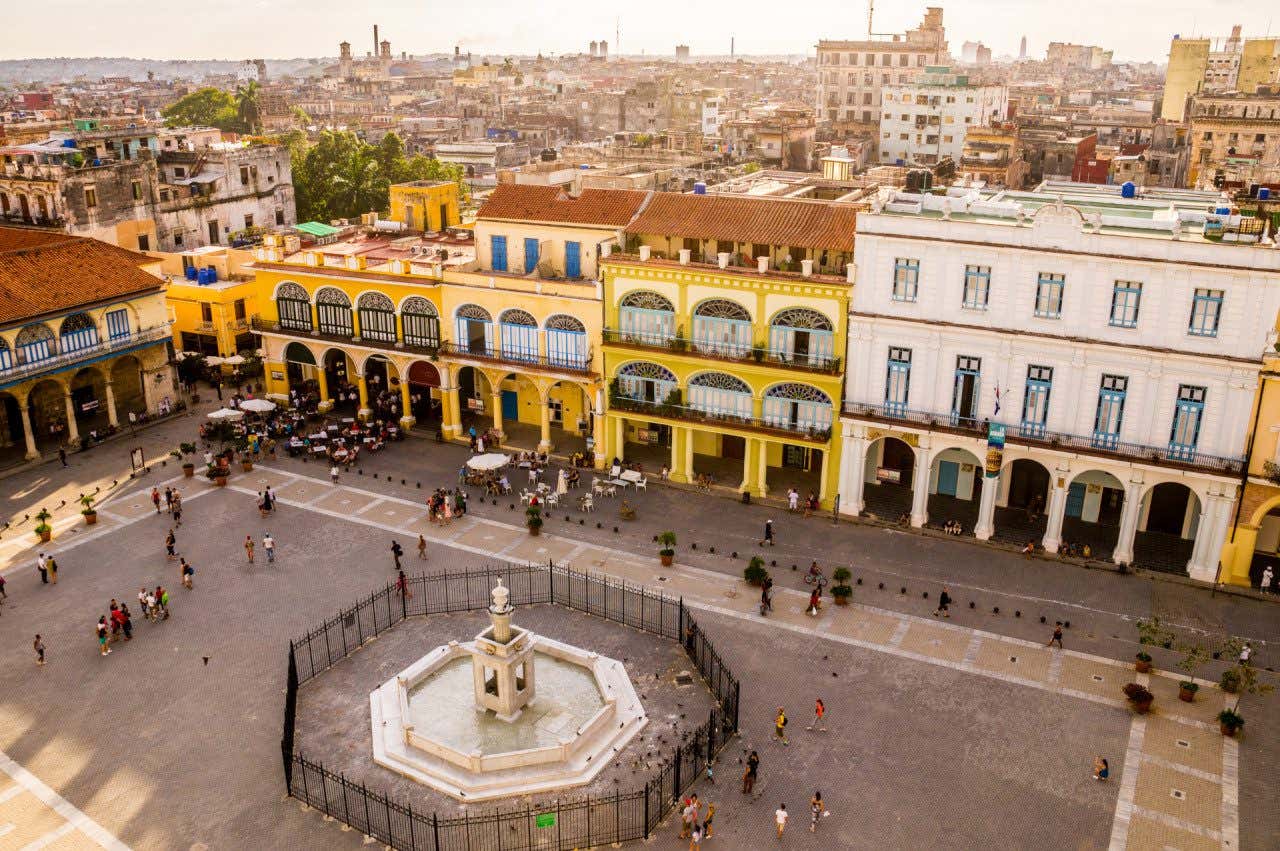 Vista aérea de la plaza Vieja de La Habana con edificios coloridos