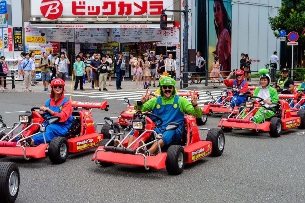 Participants de la balade en kart dans Tokyo avec des déguisements des personnages de Mario