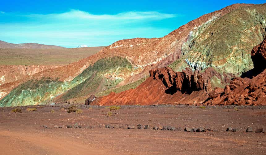 Montañas de colores del Valle del Arcoíris, en el desierto de Atacama