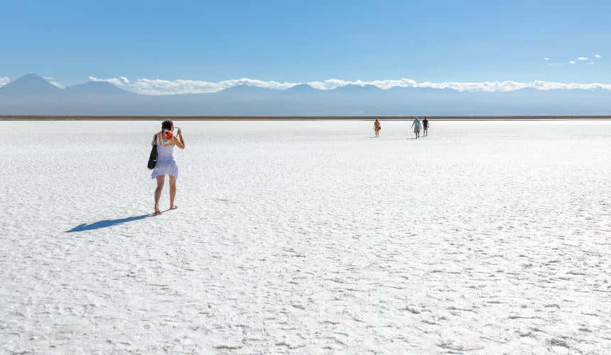 Turistas en el extenso Salar de Atacama