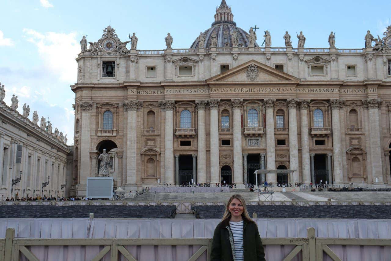 Beatriz tomándose una foto frente a la fachada principal de la Basílica de San Pedro del Vaticano