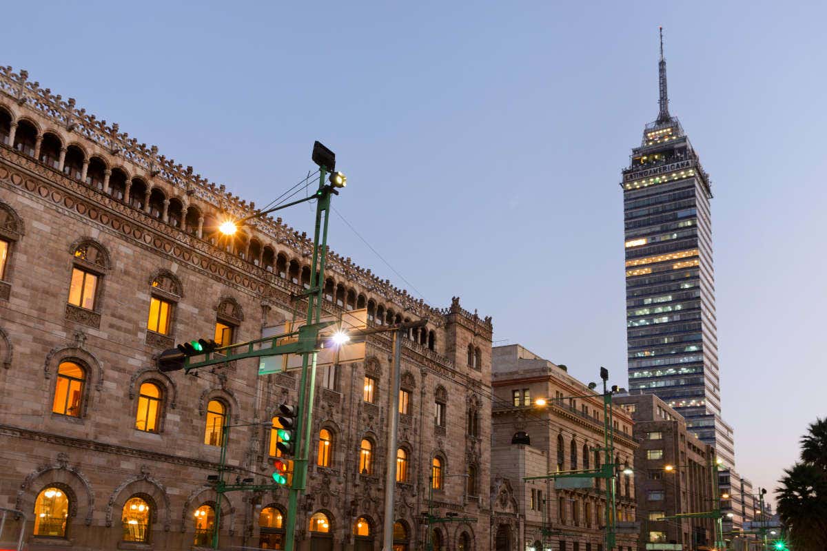 Torre Latinoamericana at sunset, as seen from the street