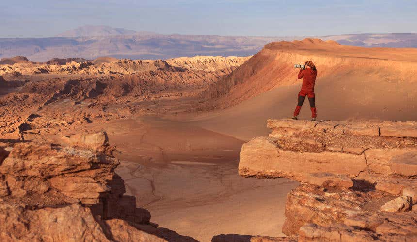 Fotógrafo captando los paisajes del Valle de la Luna, en el desierto chileno de Atacama