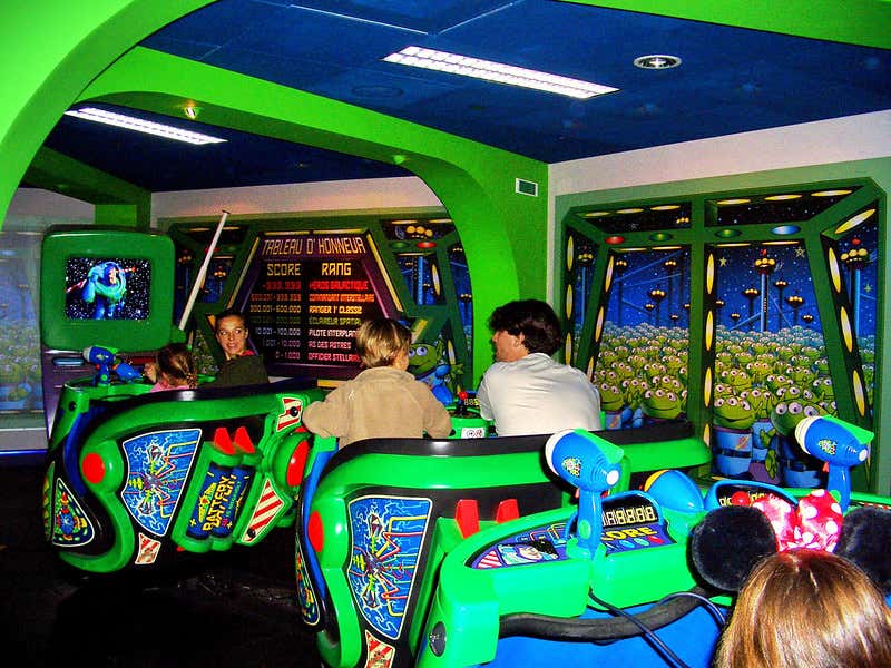 Interior da atração Buzz Lightyear Laser Blast, com tema espacial de Toy Story