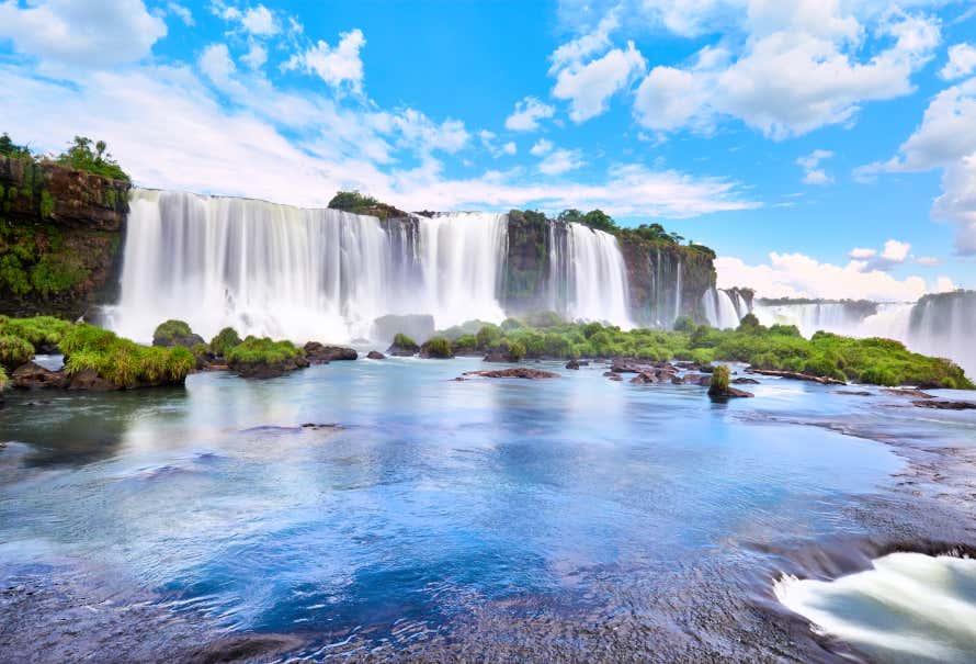 Lado argentino das Cataratas do Iguaçu em um dia ensolarado 