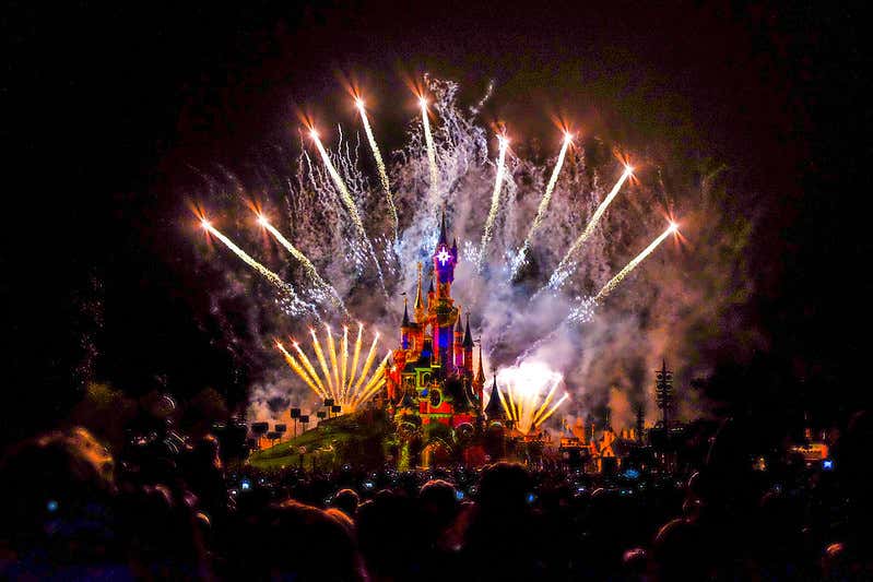 Espetáculo noturno Disney Dreams, com fotos de artifício próximos ao Castelo da Bela Adormecida