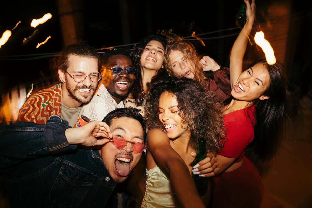 Un grupo de amigos disfrutando en una fiesta en el interior de una discotec