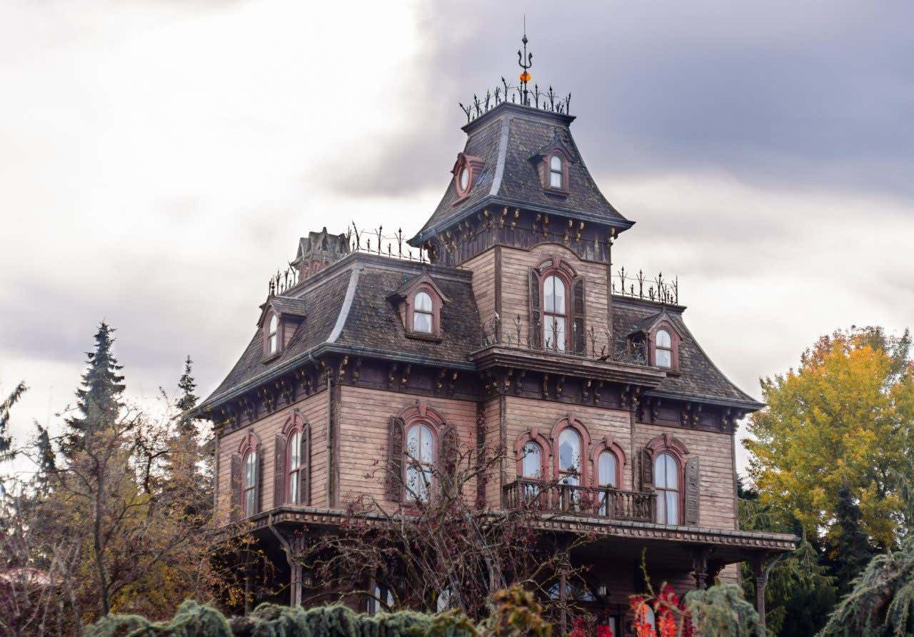 Fachada vitoriana da mansão mal-assombrada Panthom Manor na Disneyland Paris