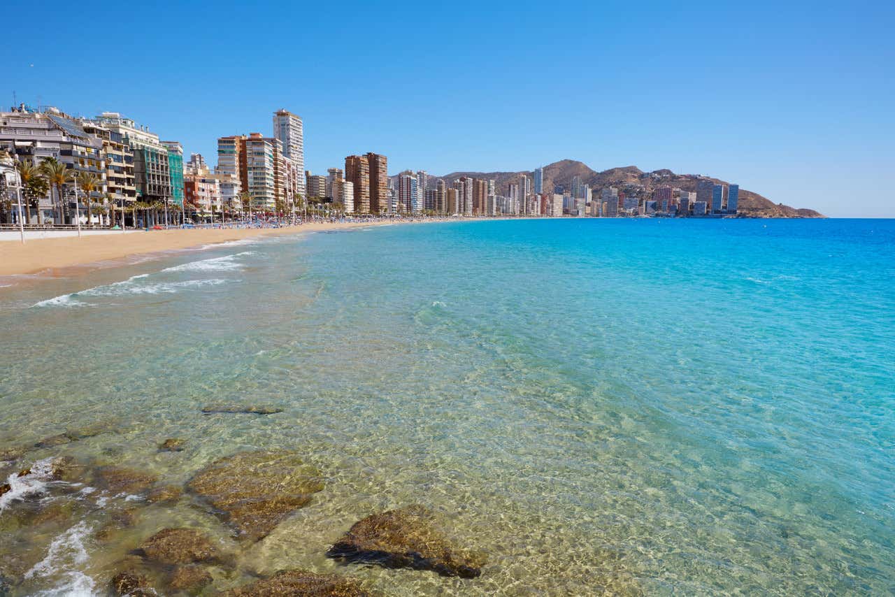 Vista panorámica de Playa de Levante en un día despejado, uno de los lugares que ver en Benidorm