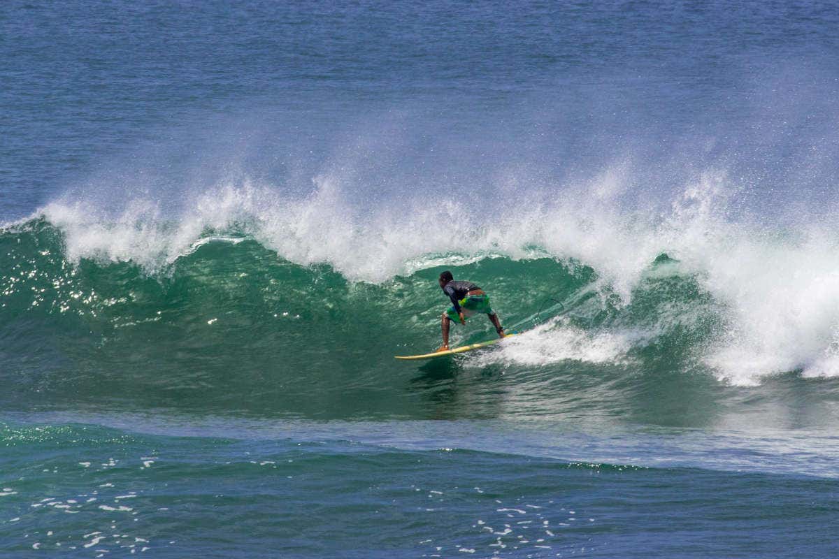 Um surfista pegando ondas na Playa Santa Catalina