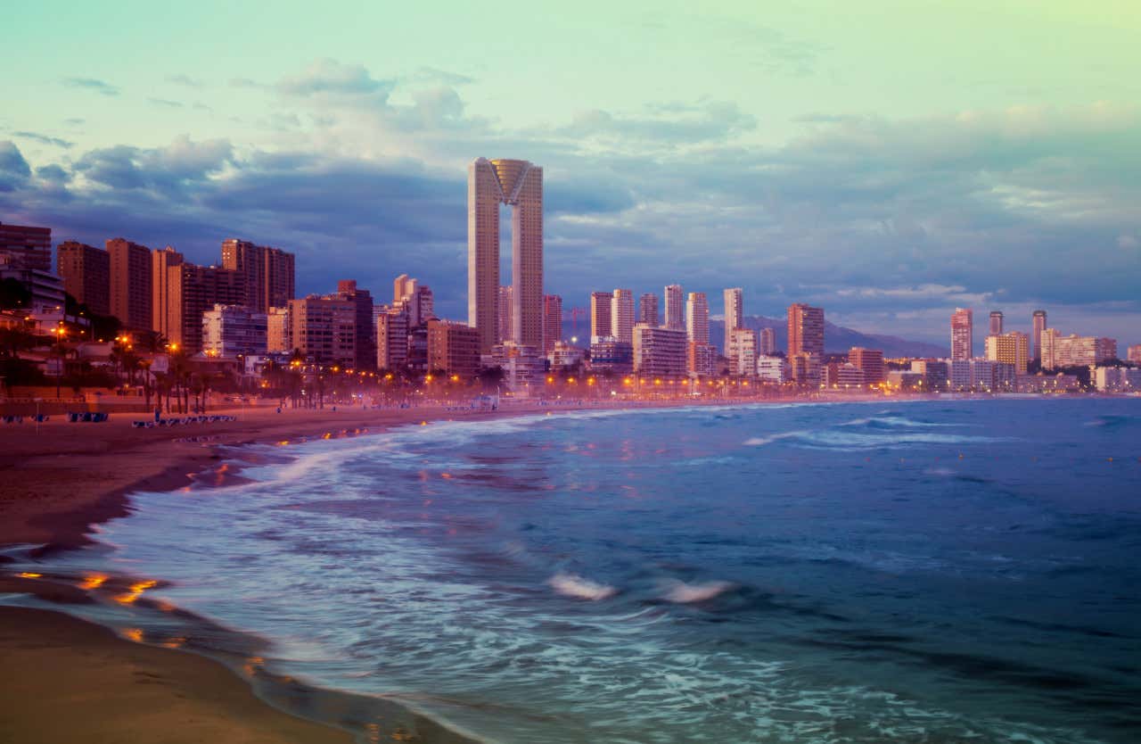 Skyline de Benidorm repleto de edificios al atardecer