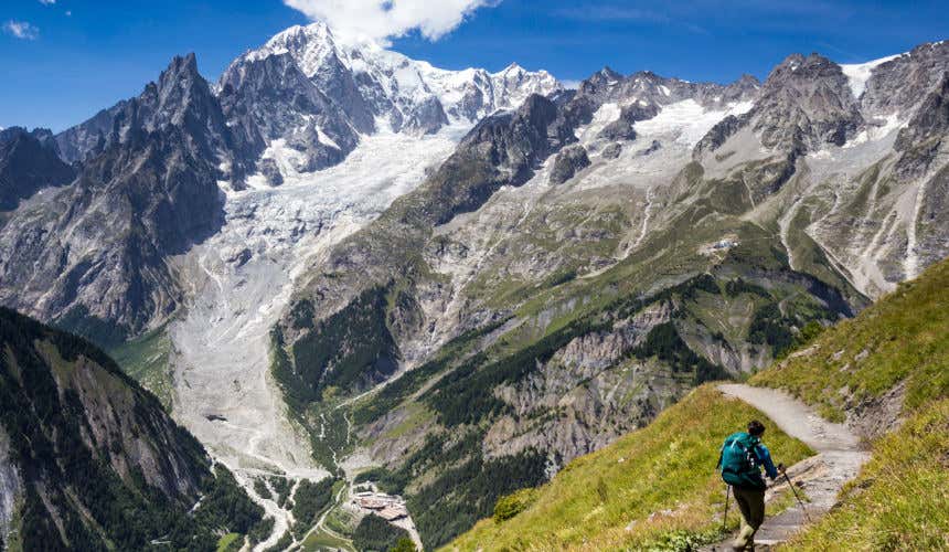 Haciendo trekking por uno de los senderos del Mont-Blanc
