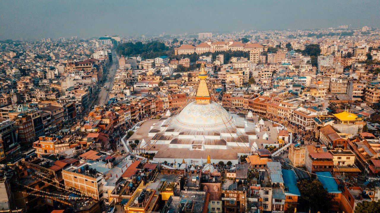 Vista aerea di Katmandu con un grosso tempio a forma di cupola nel centro