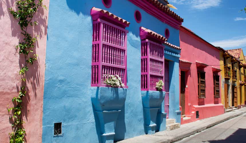 Calle colorida del barrio de San Diego, en Cartagena de Indias