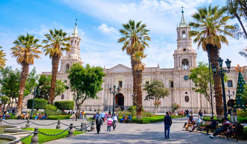 A Basílica Catedral de Santa María na Plaza de Armas, em Arequipa