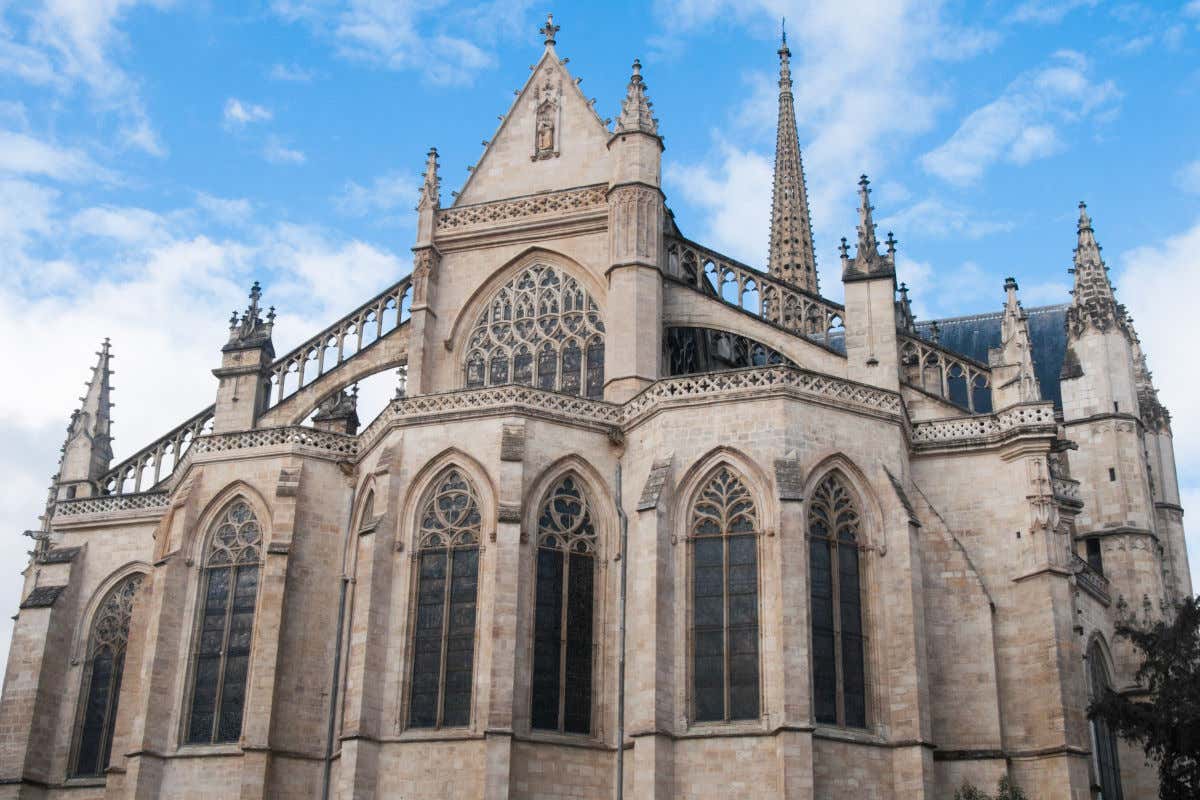Extérieur de l'église Saint-Michel avec plusieurs arcades, pinacles et vitraux