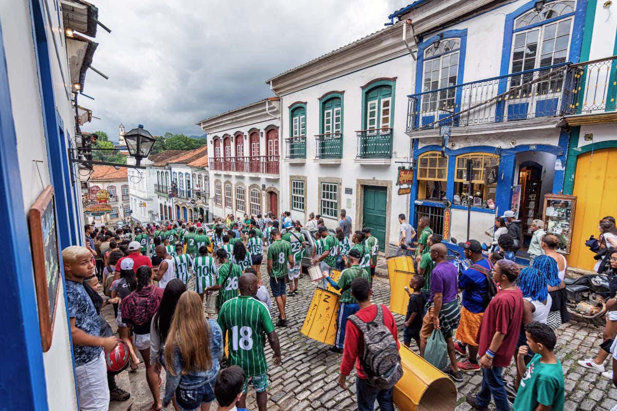 Calles de Oruo Preto llenas de gente celebrando el Carnaval