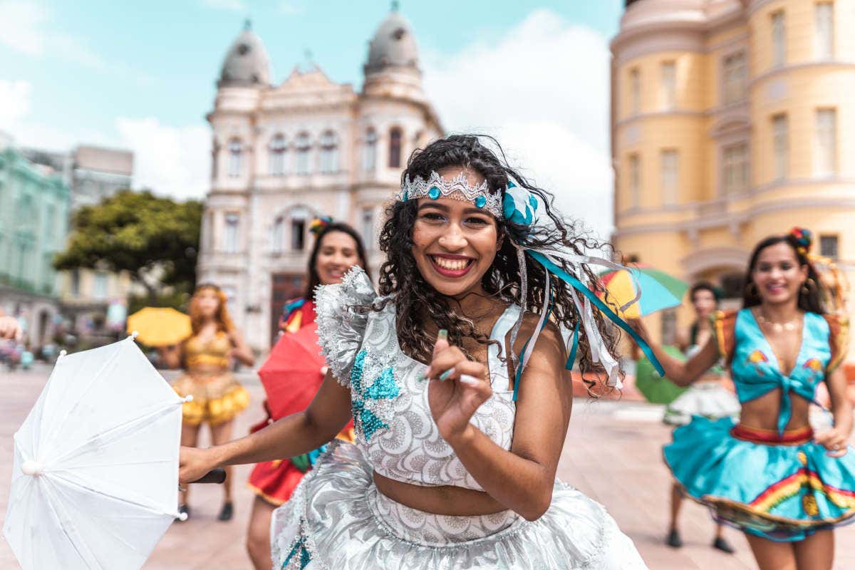 Una chica bailando en Recife durante el Carnaval