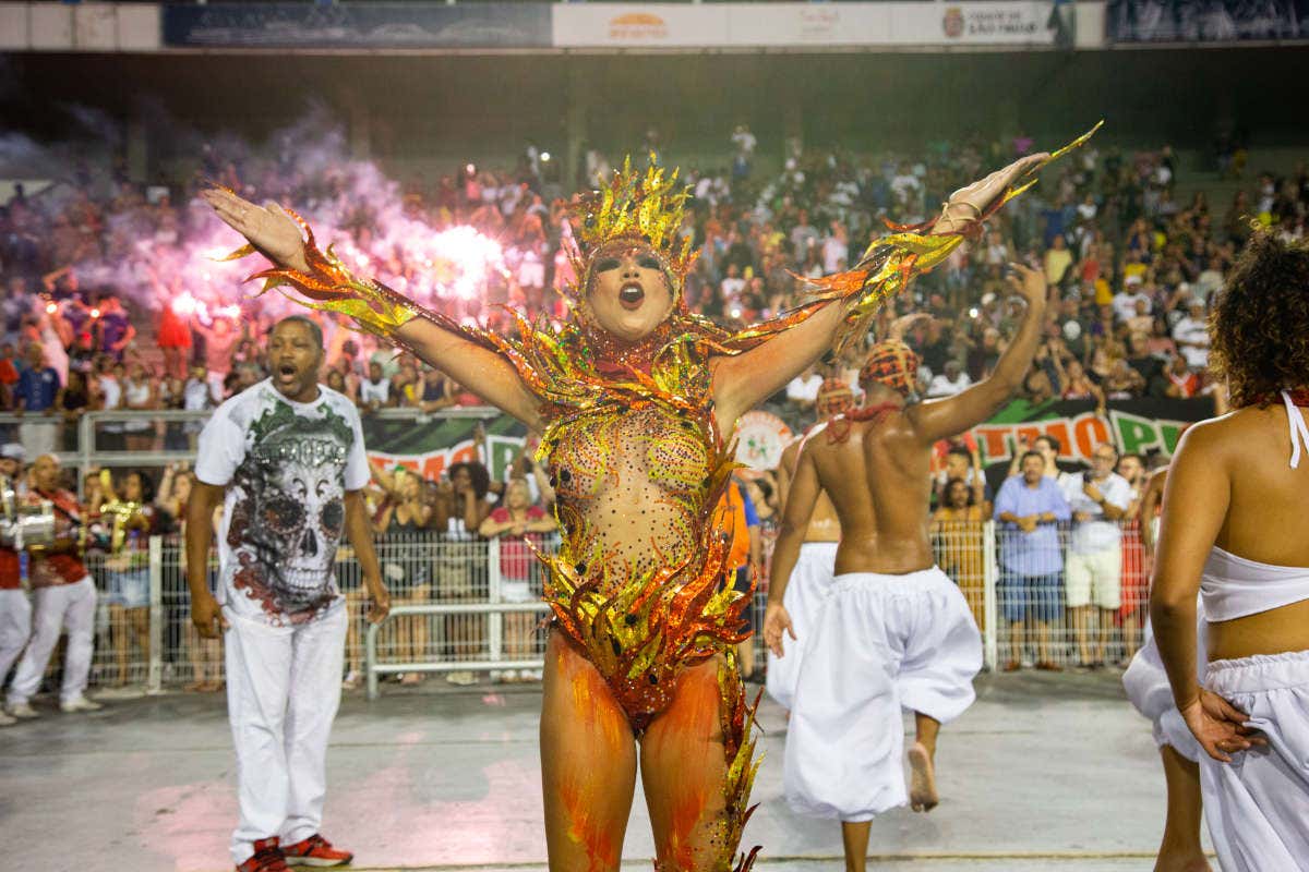 Una chica vestida con un espectacular traje en el Carnaval de Sao Paulo