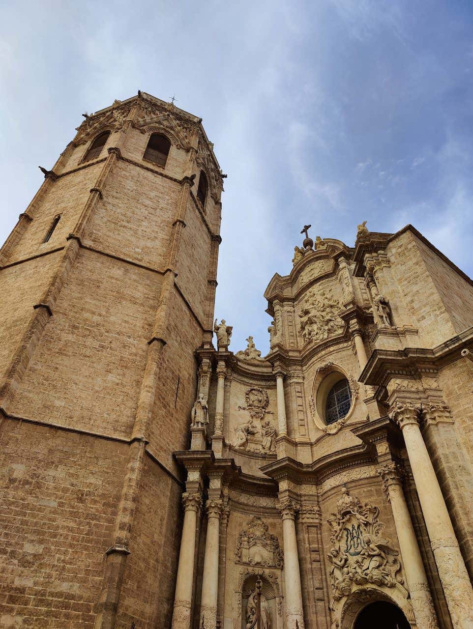 Photo de la façade principale de la cathédrale de Valence vers la Plaza de la Virgen