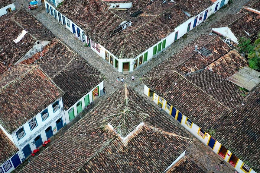 Construções coloniais de Paraty vistas de cima, o que permite apreciar suas ruas de pedra tão características