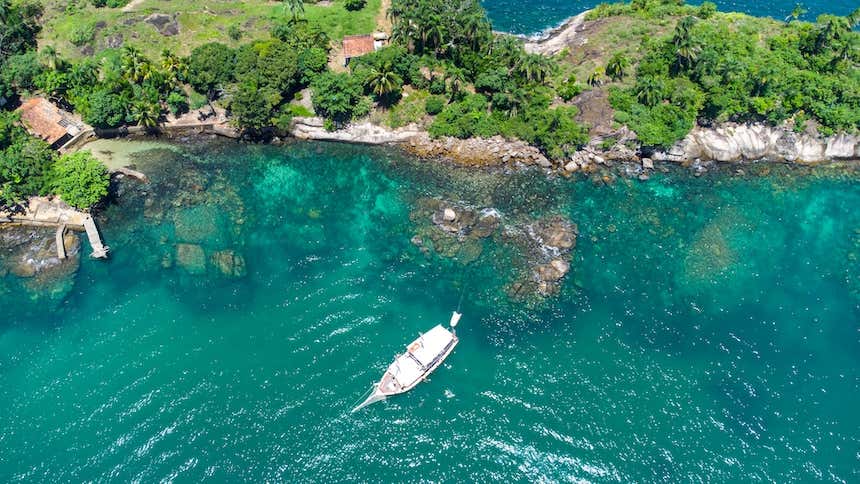 Barco próximo a uma das ilhas de Paraty 