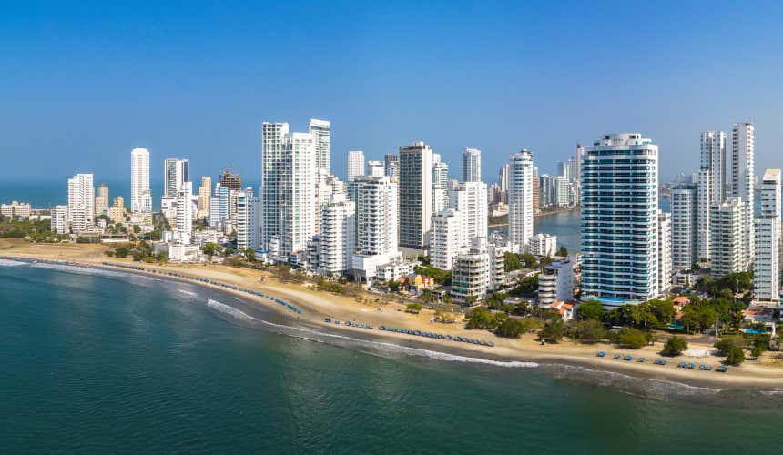 Rascacielos junto a la playa de Bocagrande, en Cartagena de Indias