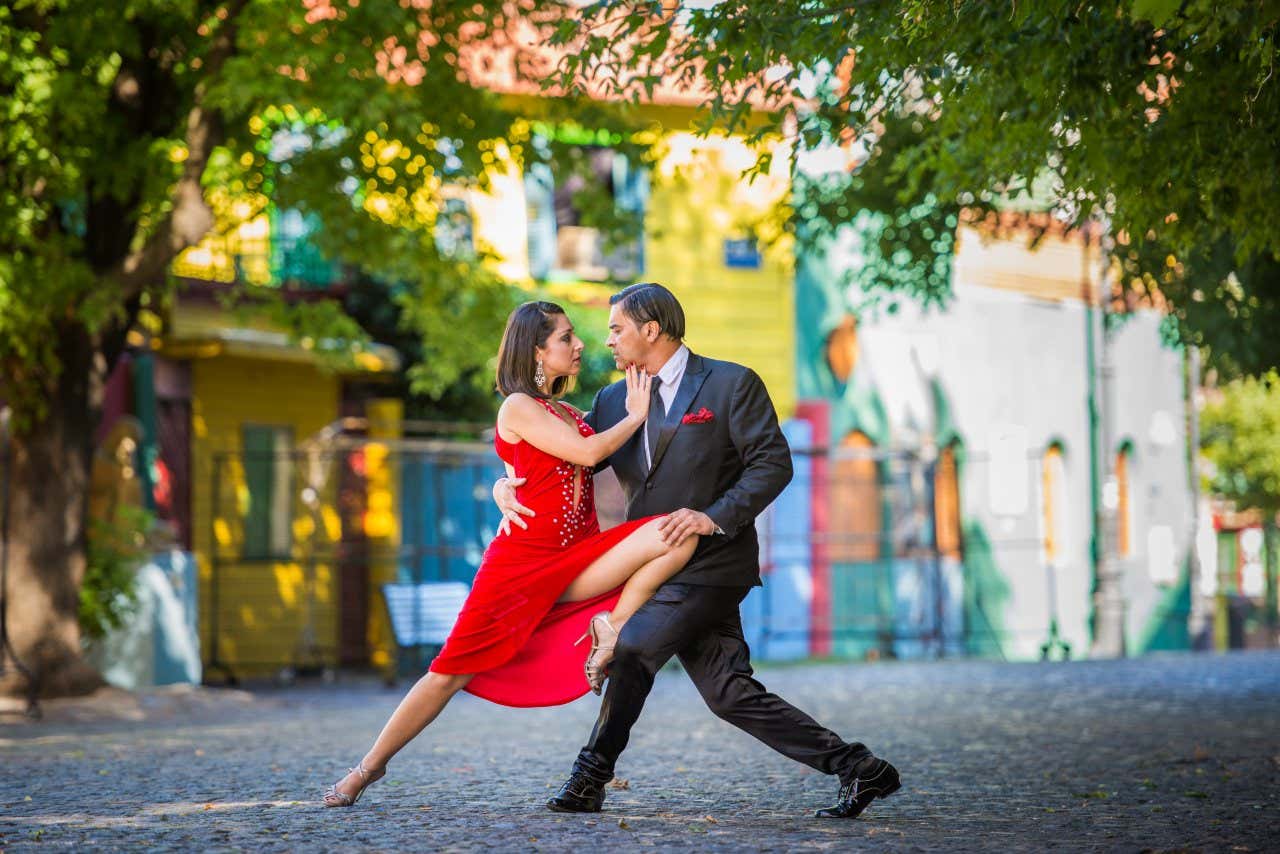 Pareja bailando tango en una calle desierta