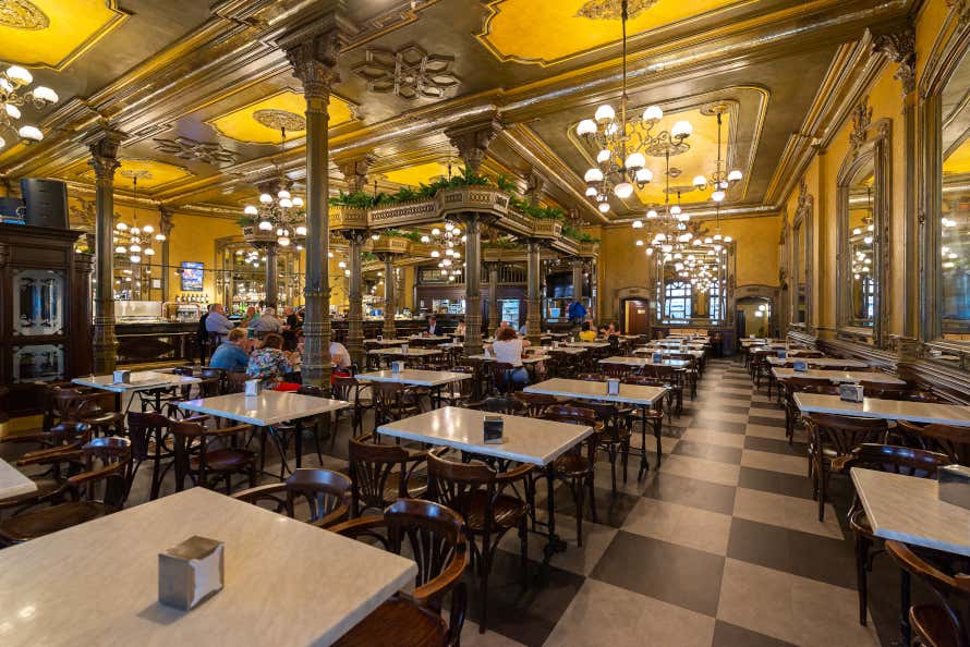 Intérieur du Café Iruña avec des tables