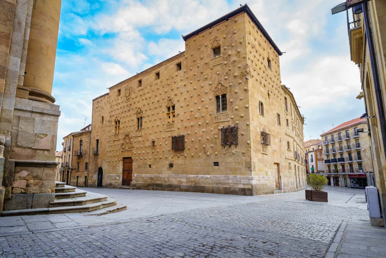 Fachada de la Casa de las Conchas en Salamanca