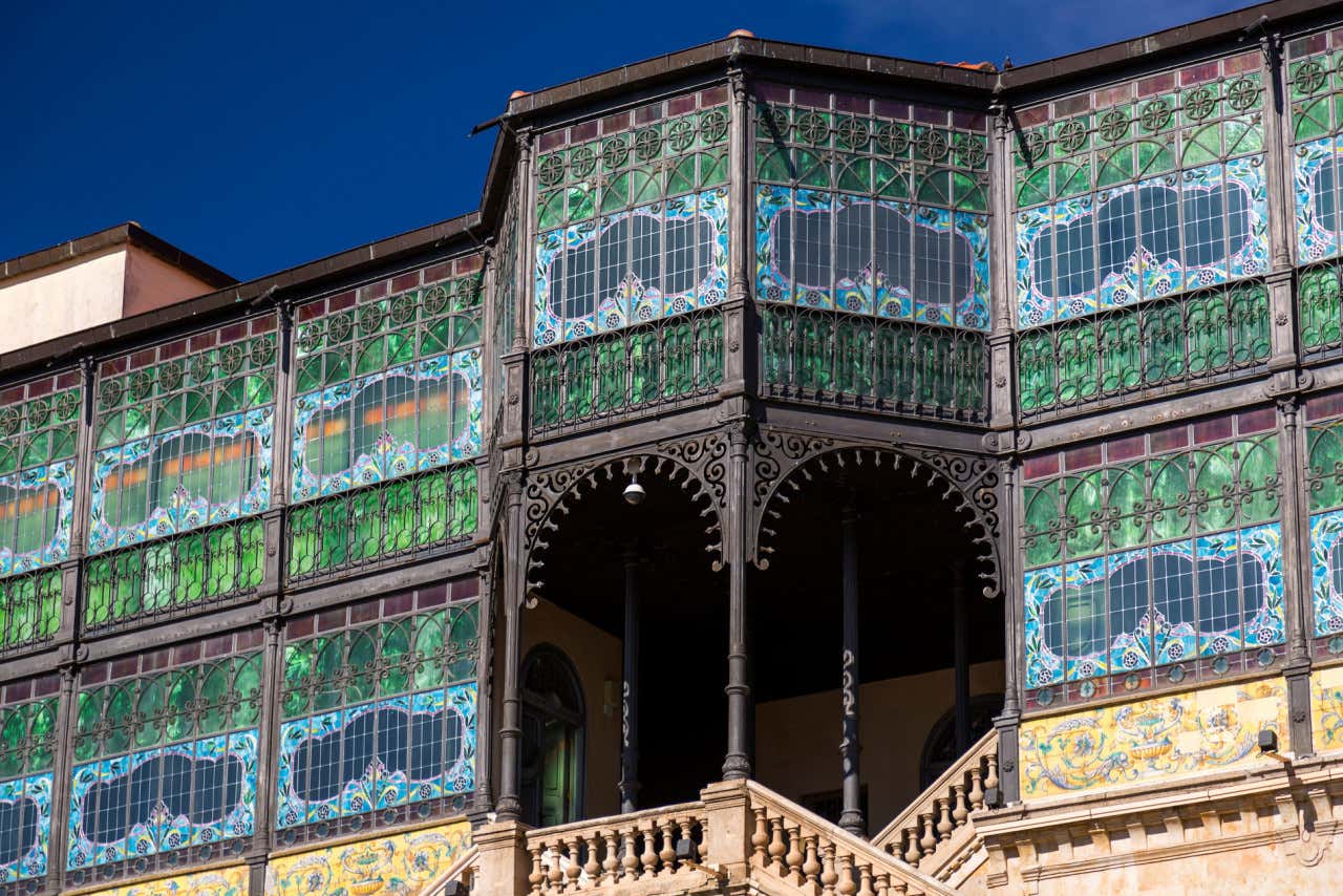 Vidrieras de colores hacia el exterior de la Casa Lis, en Salamanca