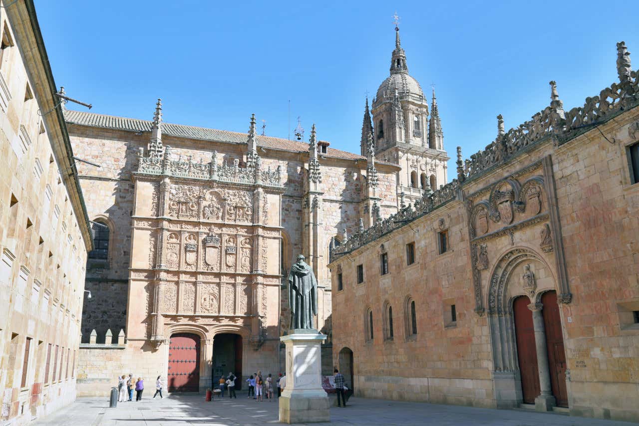 Vista de la fachada plateresca de la Universidad de Salamanca