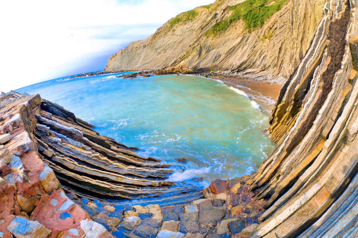 The Flysch of Zumaia stands out for its curious layers of rocks that make up the cliffs of the Basque Coast.