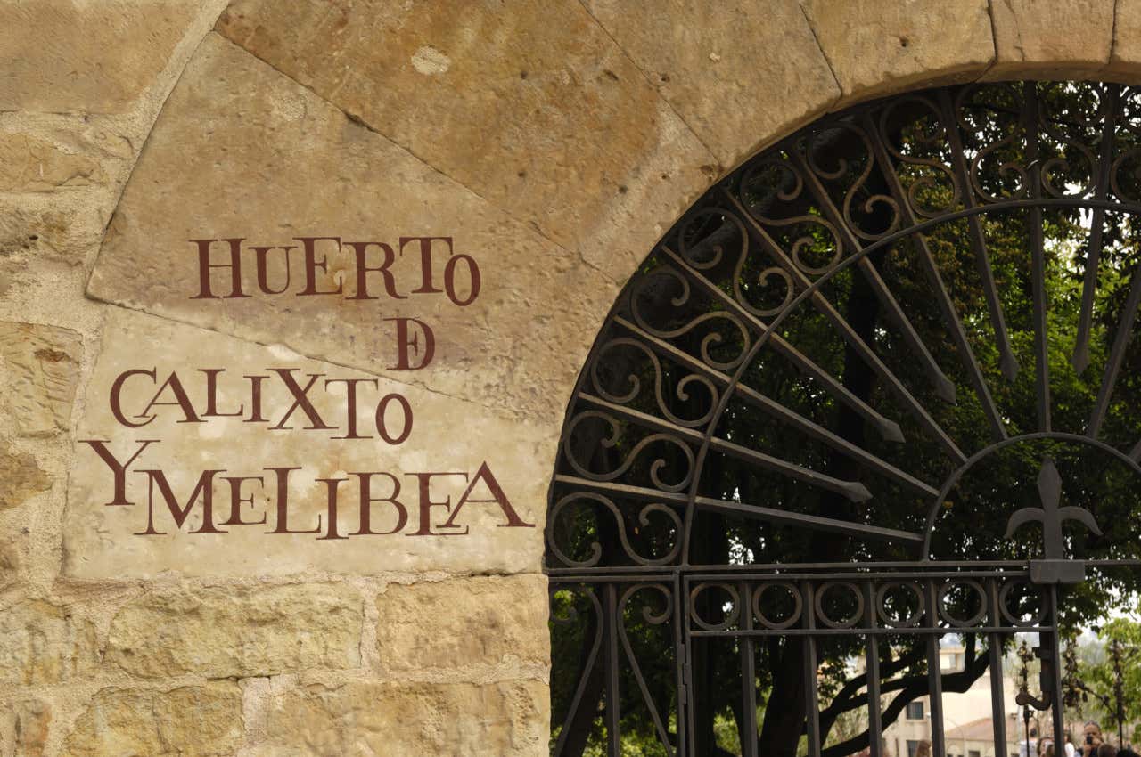 Foto detalle de la entrada al Huerto de Calixto y Melibea, en Salamanca