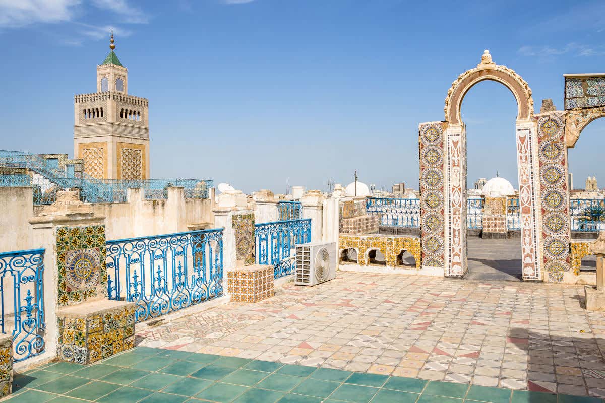 Vista del quartiere della Medina di Tunisi da una terrazza decorata con mattonelle colorate