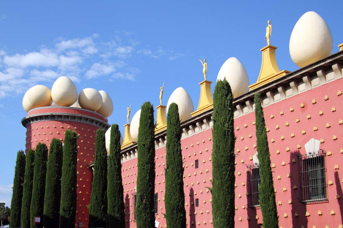 Façade du musée Dalí à Figueras, une activité incontournable à Gérone