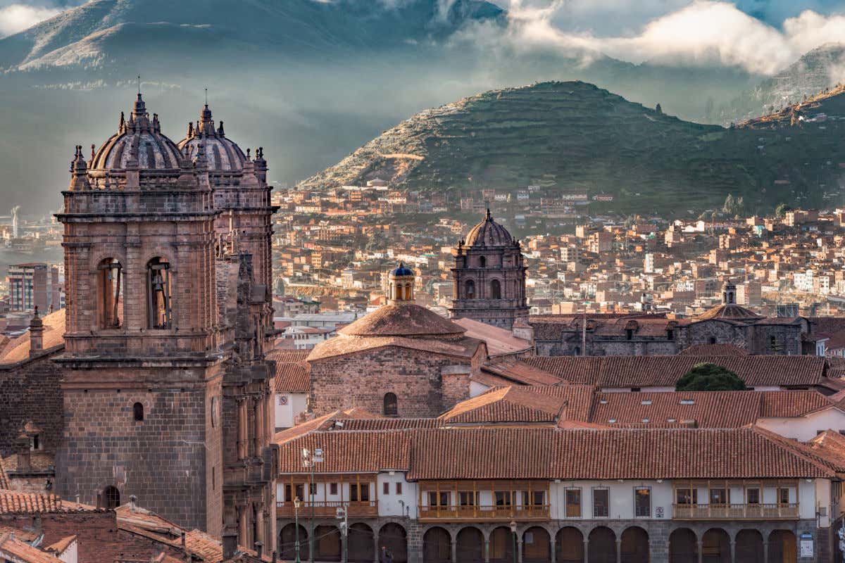 Panoramica della Plaza de Armas e della Cattedrale di Cusco ad aprile