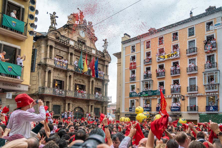 Personnes réunies pour le chupinazo sur la Plaza Consistorial de Pampelune