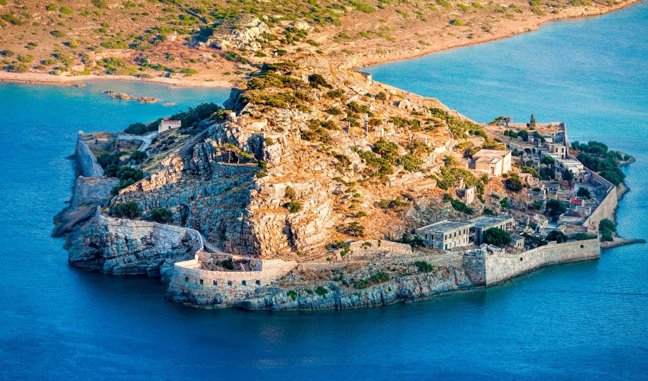 Isla de Spinalonga bañada por las aguas turquesas de Creta, Grecia