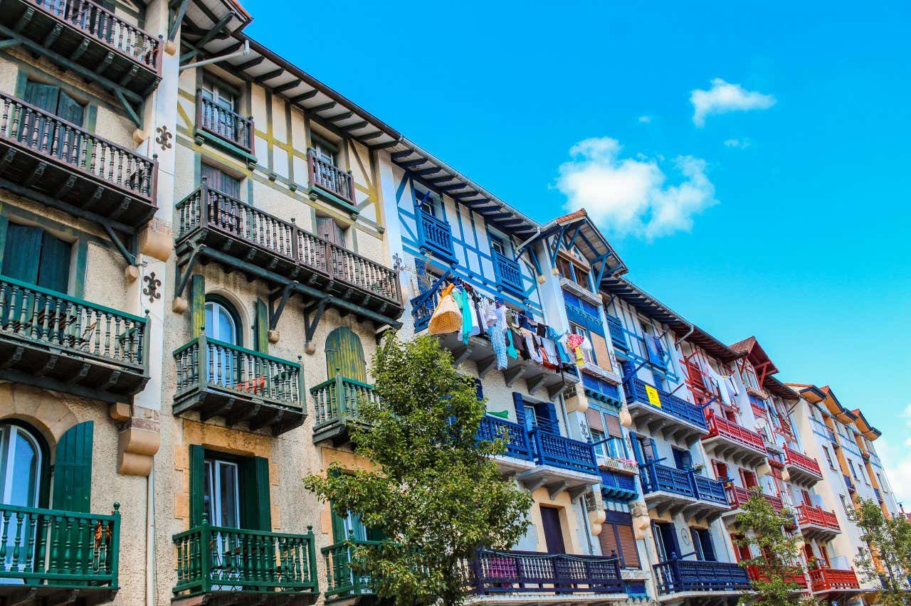 Vue sur les maisons colorées d'Hondarribia avec un ciel dégagé