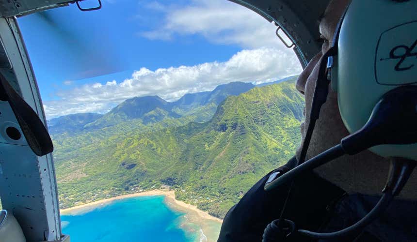 Alex Mazzola sobrevolando el helicóptero la costa de Na Pali, en Hawái