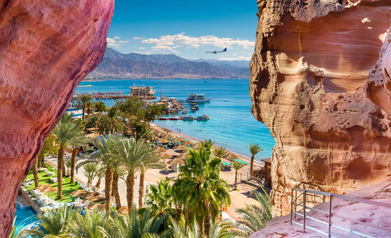 Día soleado de primavera en el puerto de Áqaba, Jordania